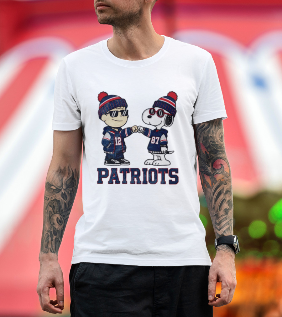 New England Patriots Charlie Brown Snoopy 12 87 Fan Gear T-Shirt
