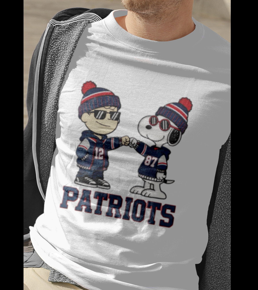 New England Patriots Charlie Brown Snoopy 12 87 Fan Gear T-Shirt