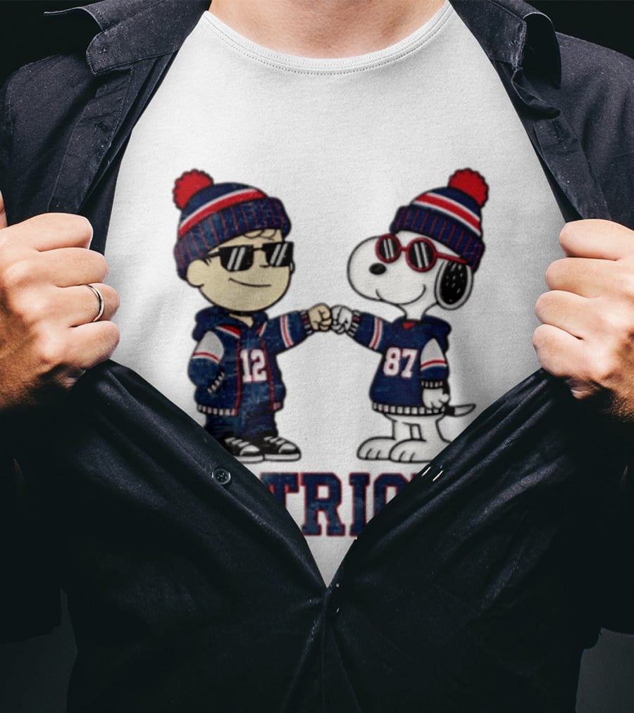 New England Patriots Charlie Brown Snoopy 12 87 Fan Gear T-Shirt