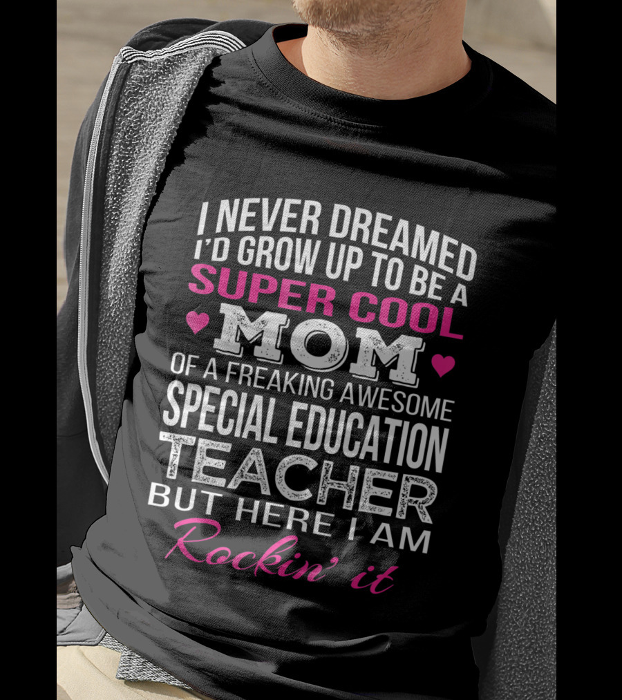 I Never Dreamed I'd Grow Up To Be A Super Cool Mom Special Education Teacher Rockin' It T-Shirt