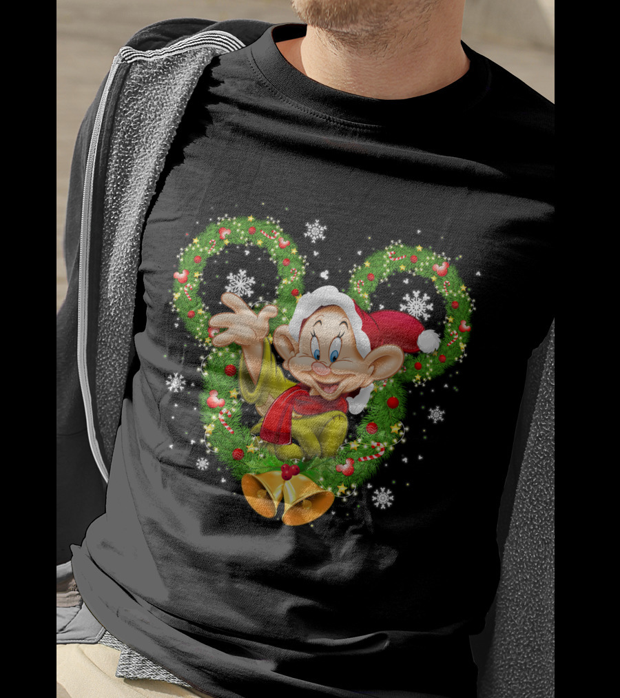 Dopey Christmas Disney Wreath Snowflakes And Santa Hat T-Shirt