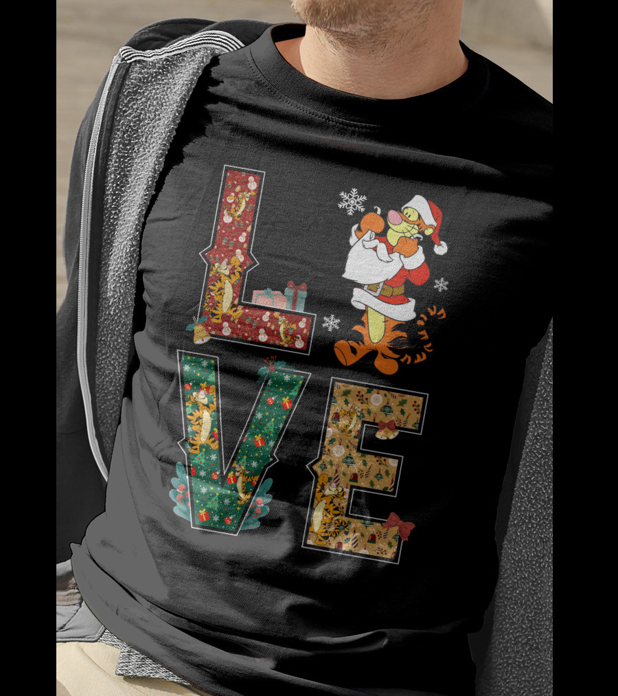 Love Tigger Christmas Santa Hat And Gifts T-Shirt