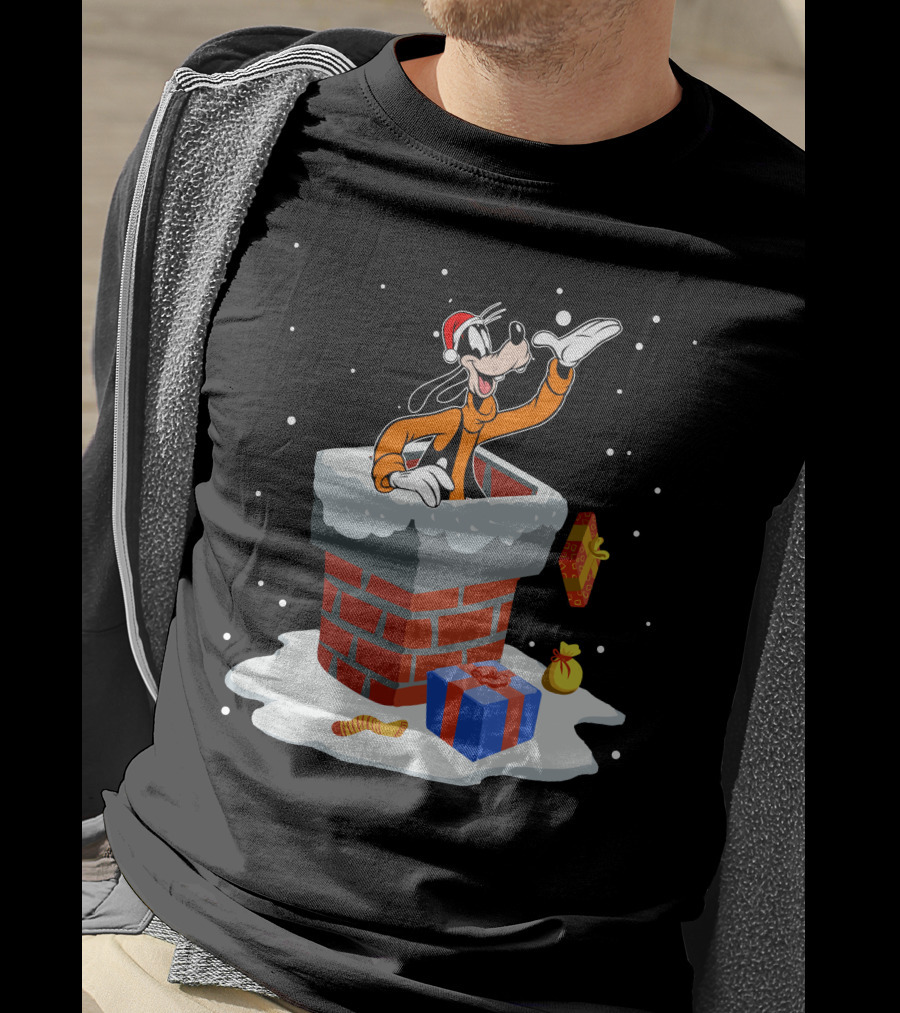 Goofy In Santa Hat Popping Out Of Snowy Chimney With Christmas Gifts T-Shirt