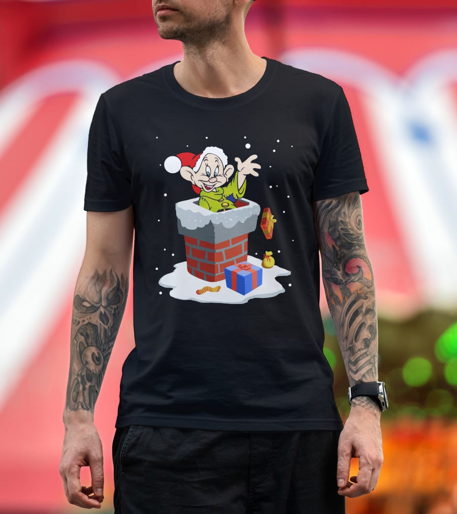 Dopey Santa Chimney Christmas Gifts Snow Scene T-Shirt