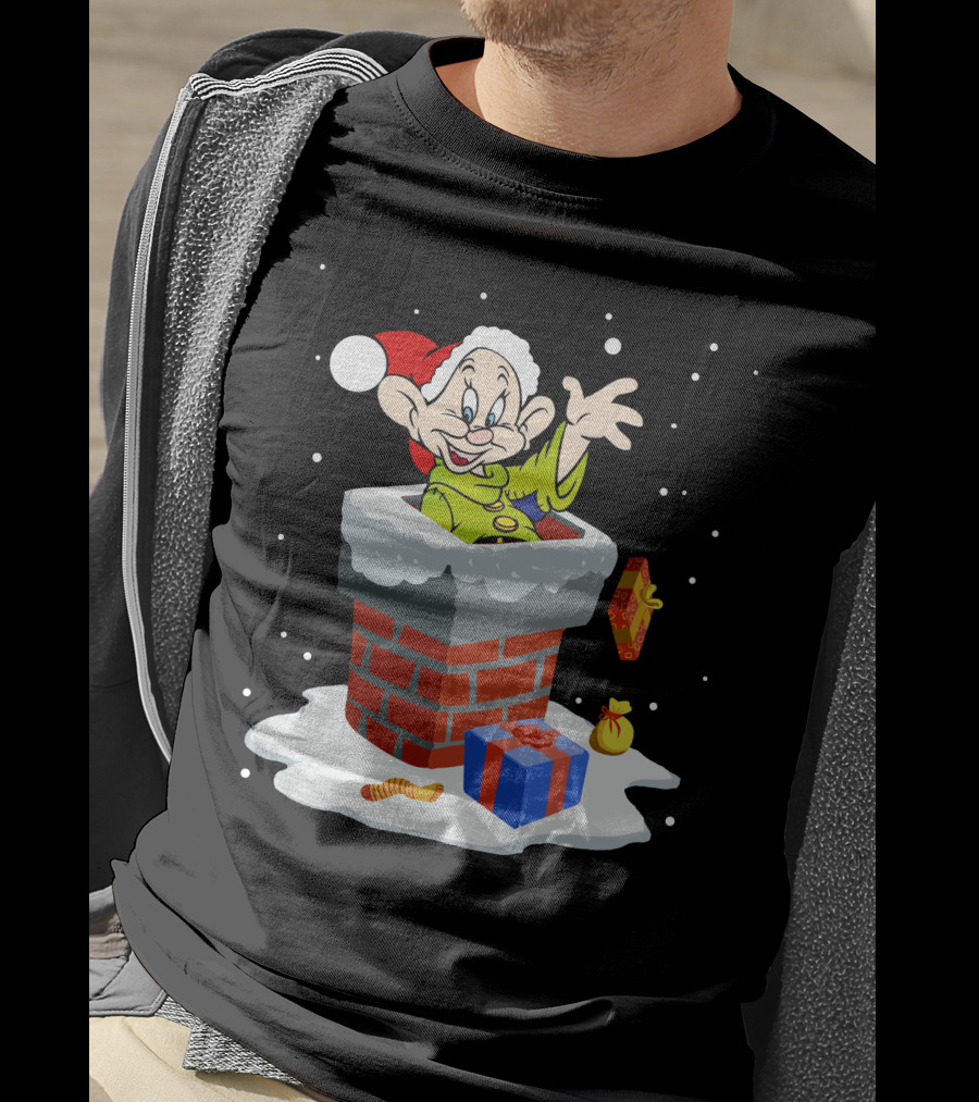 Dopey Santa Chimney Christmas Gifts Snow Scene T-Shirt