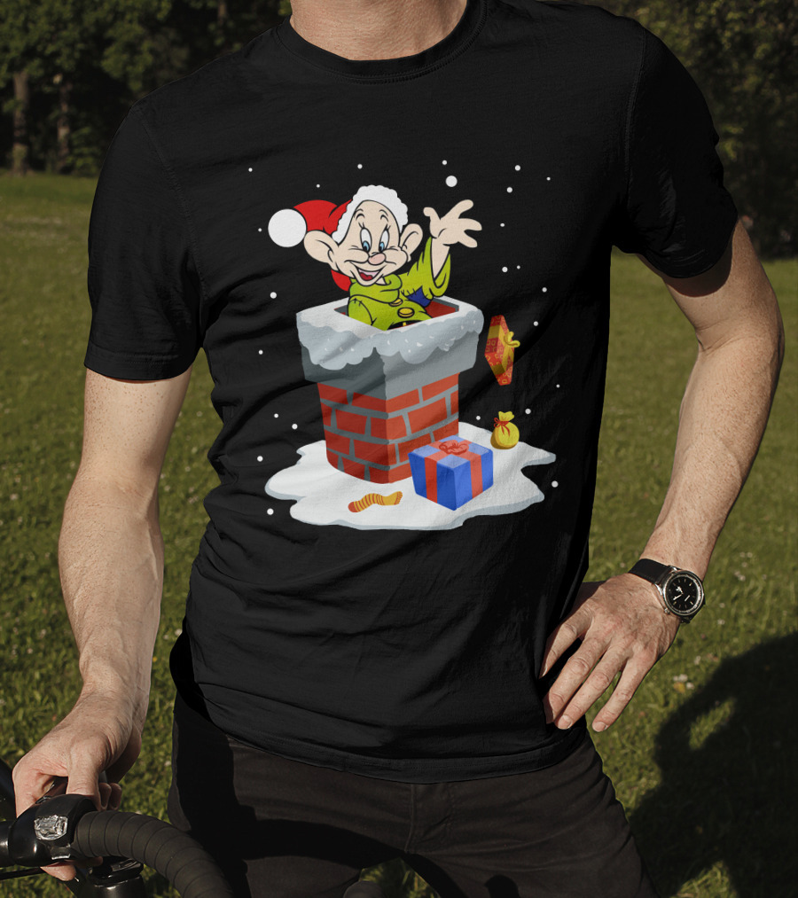 Dopey Santa Chimney Christmas Gifts Snow Scene T-Shirt