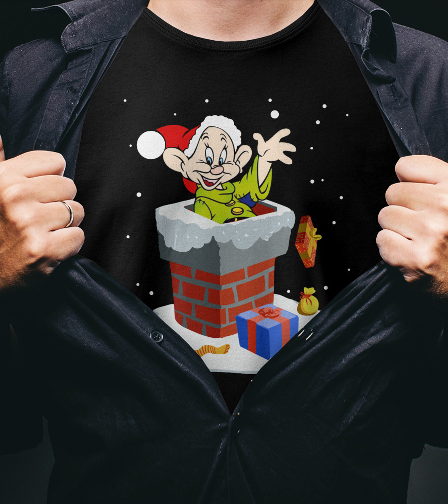 Dopey Santa Chimney Christmas Gifts Snow Scene T-Shirt
