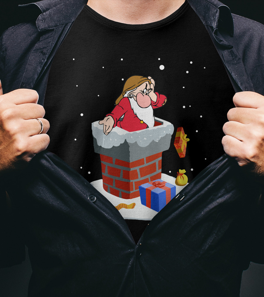 Grumpy Dwarf Stuck In Chimney With Christmas Gifts Snow Scene T-Shirt
