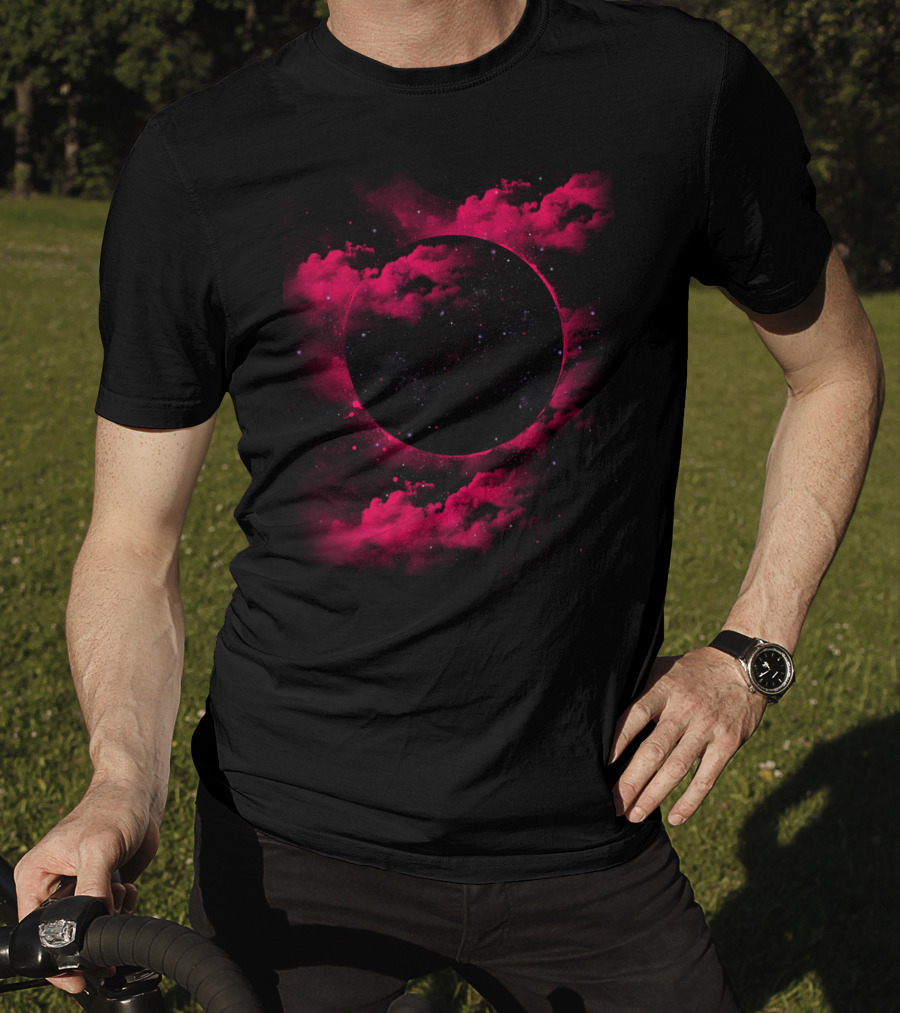 Trou Noir Classique Espace Nuages Rouges T-Shirt
