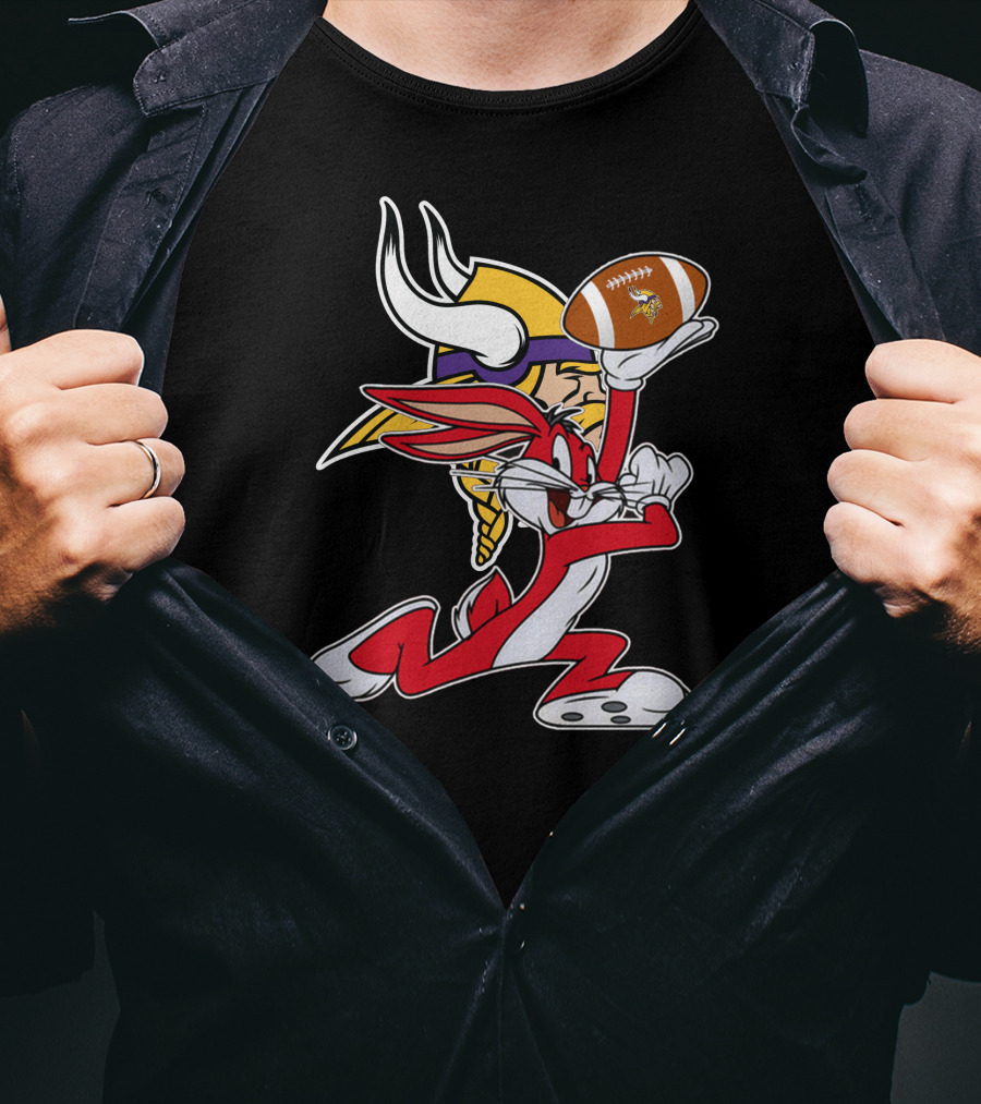 Minnesota Vikings Bugs Bunny Holding Football T-Shirt