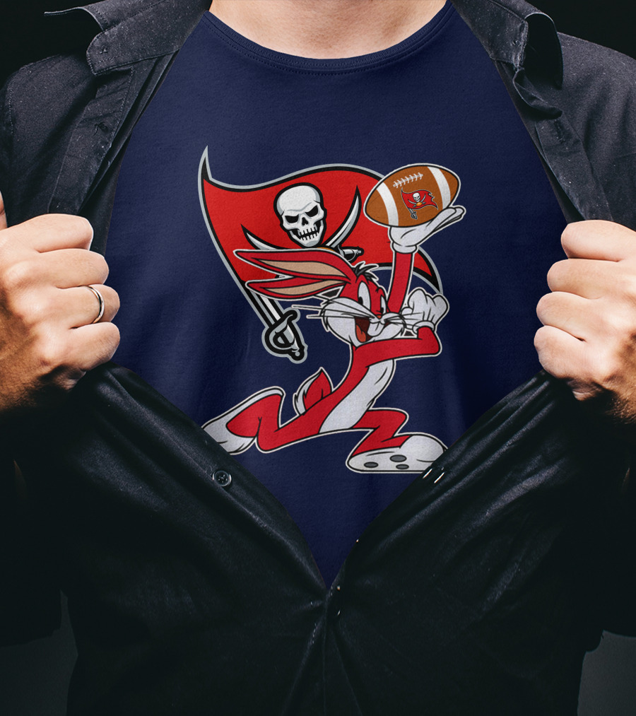 Bugs Bunny Tampa Bay Buccaneers Football Flag T-Shirt