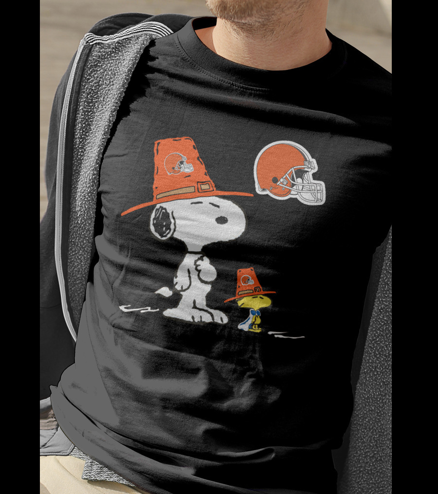 Browns Snoopy And Woodstock Pilgrim Hats Nfl Football Helmet T-Shirt