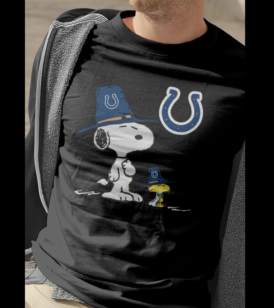 Colts Snoopy And Woodstock Wearing Pilgrim Hats With Indianapolis Colts Horseshoe T-Shirt