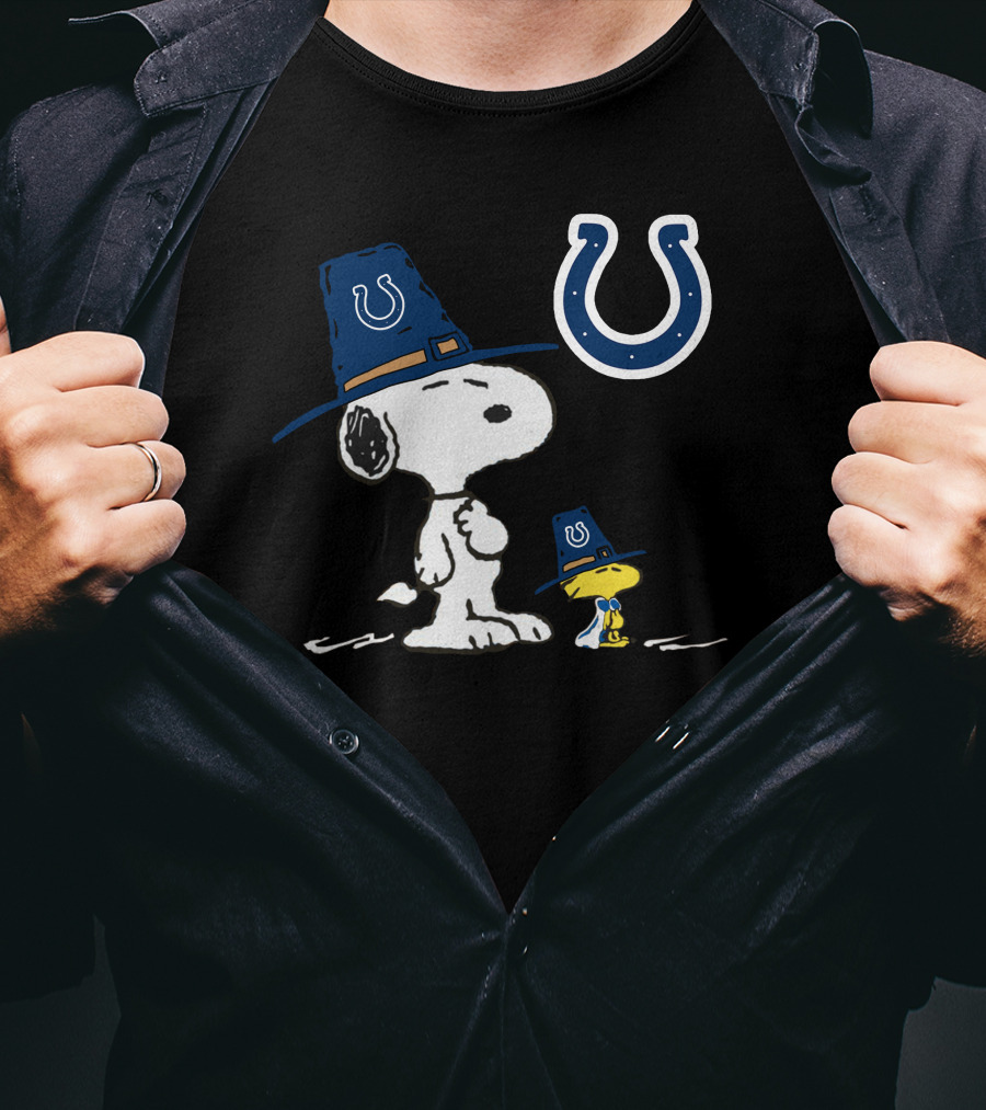 Colts Snoopy And Woodstock Wearing Pilgrim Hats With Indianapolis Colts Horseshoe T-Shirt