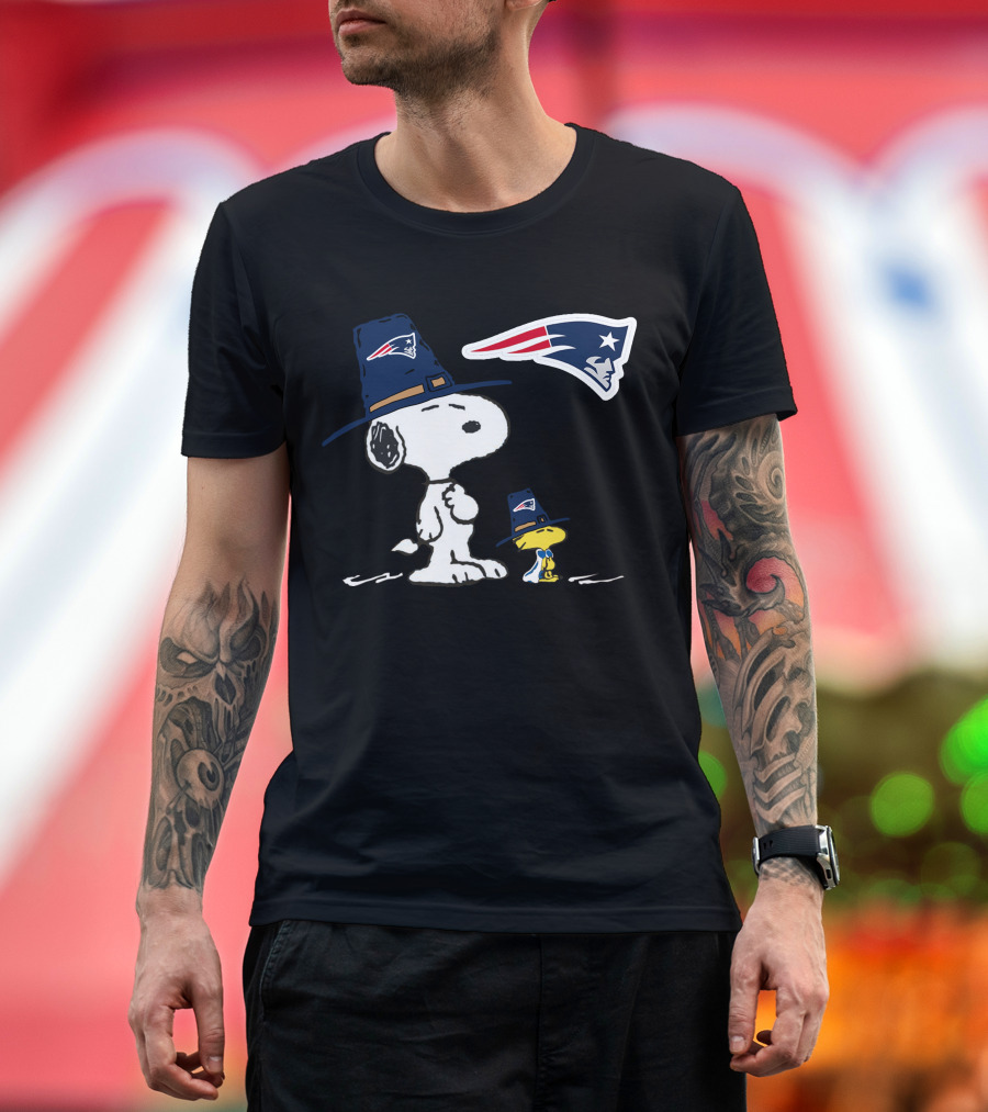 New England Patriots Snoopy Woodstock Pilgrim Hat T-Shirt