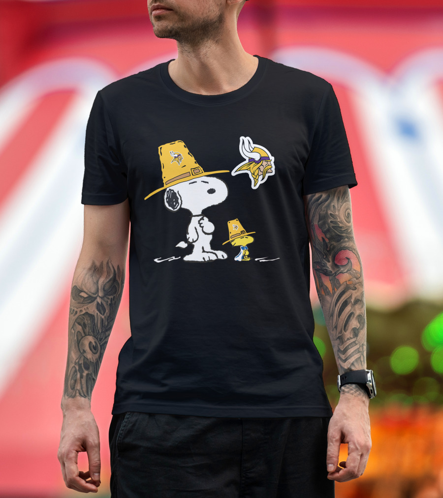 Vikings Snoopy And Woodstock Pilgrim Hats Nfl Mascot T-Shirt