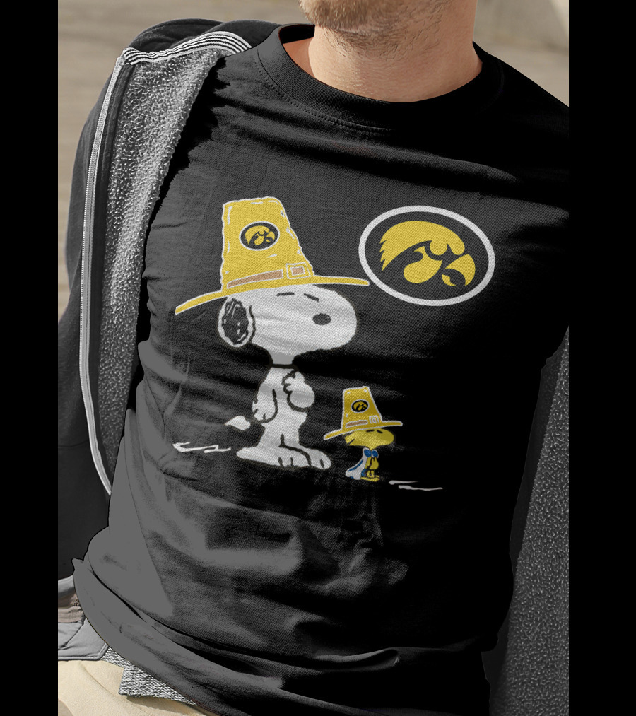 Iowa Hawkeyes Snoopy And Woodstock Pilgrim Hats Peanuts Football Fan T-Shirt