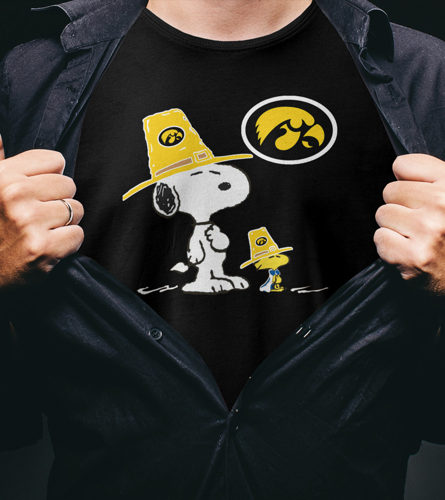 Iowa Hawkeyes Snoopy And Woodstock Pilgrim Hats Peanuts Football Fan T-Shirt