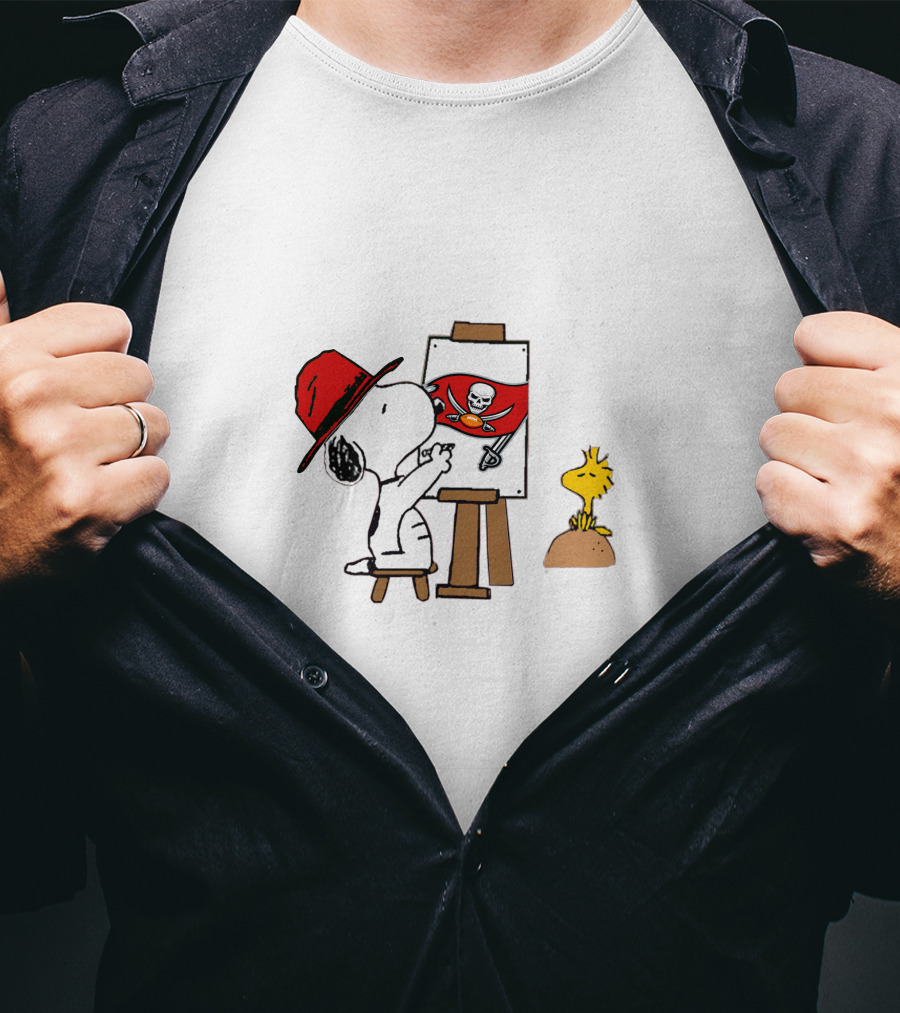Buccaneers Painting Snoopy With Easel And Woodstock T-Shirt