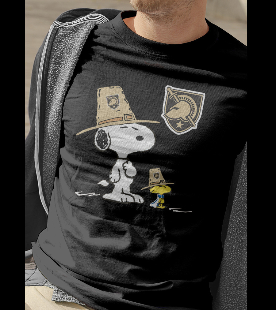 Snoopy And Woodstock With Army Black Knights Logo In Pilgrim Hats T-Shirt