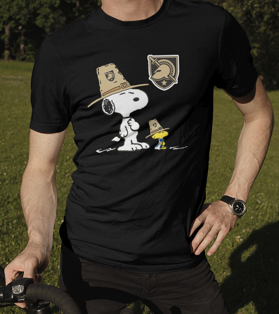 Snoopy And Woodstock With Army Black Knights Logo In Pilgrim Hats T-Shirt