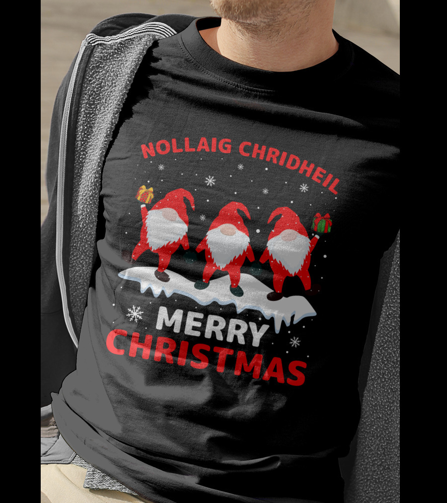 Nollaig Chridheil Merry Christmas Snowy Gnomes With Gifts T-Shirt