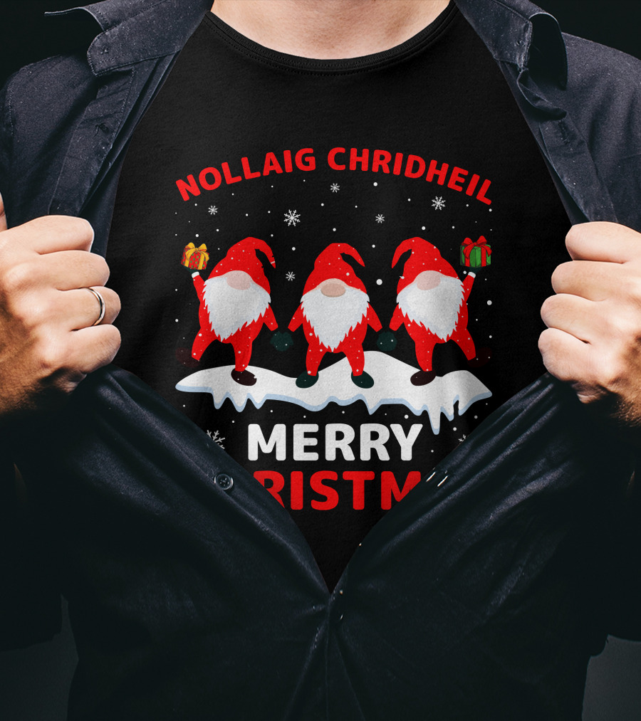 Nollaig Chridheil Merry Christmas Snowy Gnomes With Gifts T-Shirt