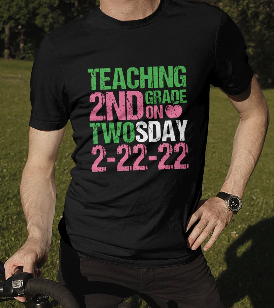 Teaching 2nd Grade On Twosday 2-22-22 Apple T-Shirt