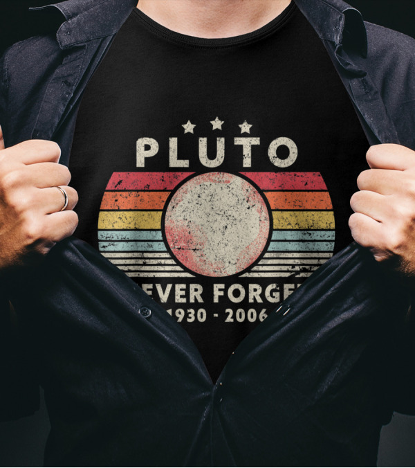Pluto Never Forget 1930-2006 Retro Style Funny Space Stars T-Shirt