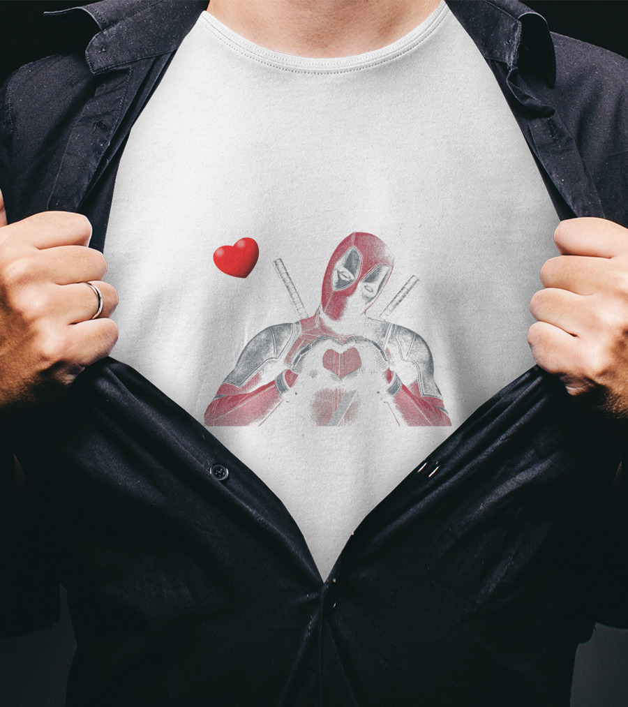 I Bet It Feels Huge In This Hand Deadpool Heart Emoji T-Shirt