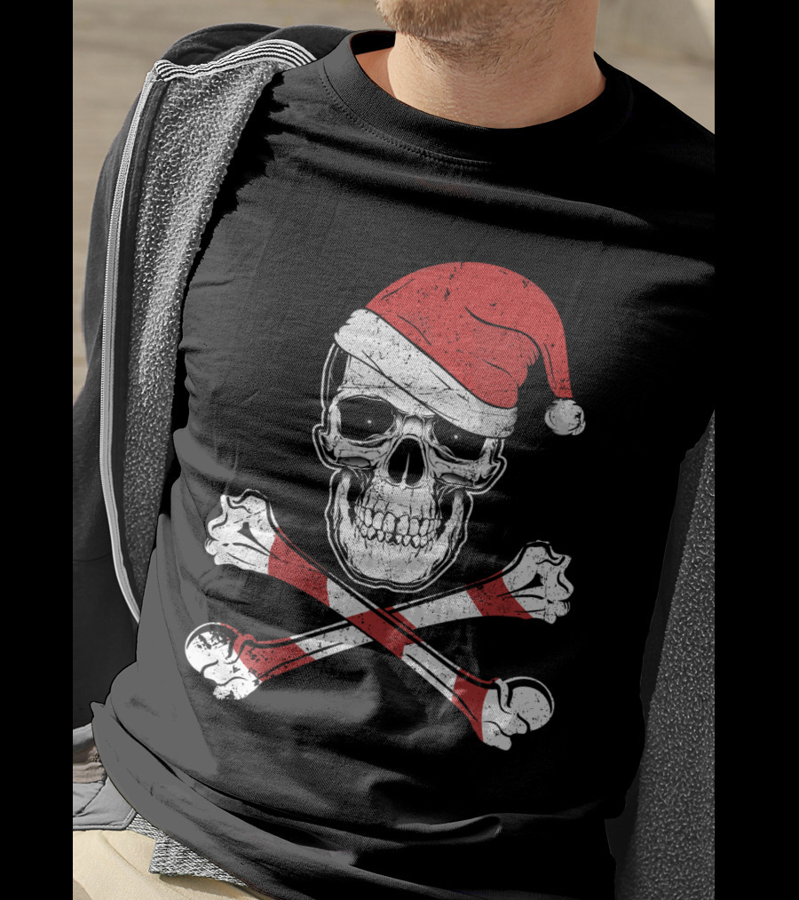 Pirate Jolly Roger Santa Hat Skull Christmas T-Shirt