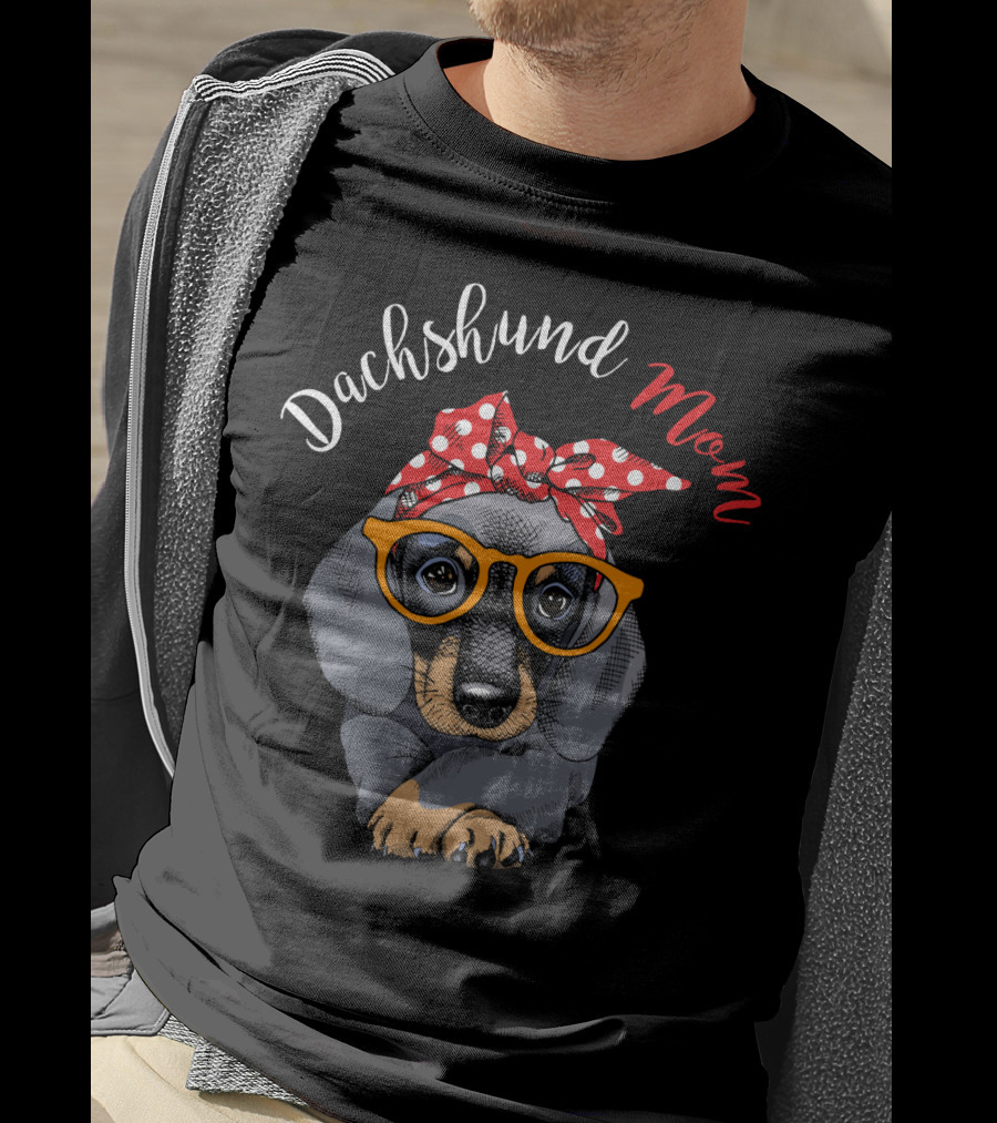 Dachshund Mom Red Polka Dot Turban And Glasses T-Shirt