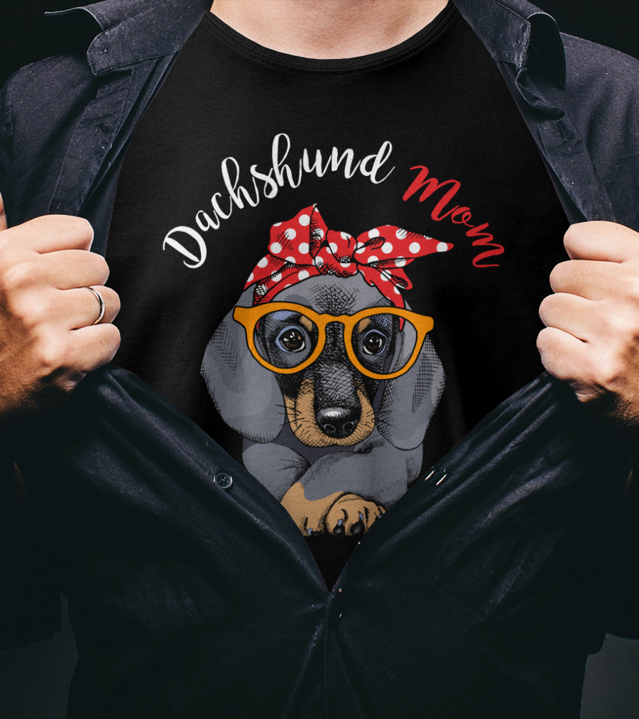 Dachshund Mom Red Polka Dot Turban And Glasses T-Shirt
