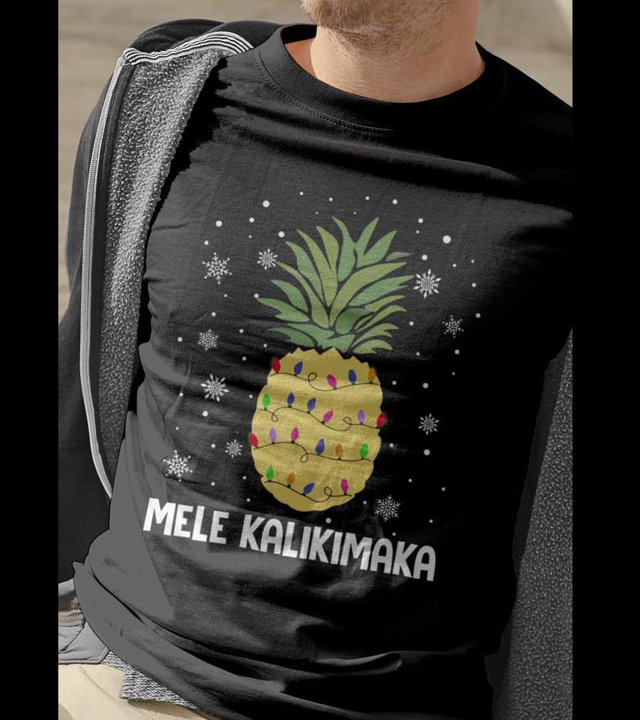 Mele Kalikimaka Pineapple Christmas Lights And Snowflakes T-Shirt