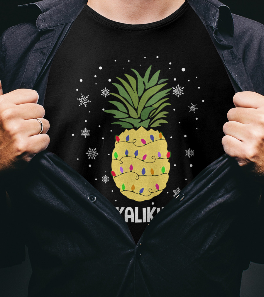 Mele Kalikimaka Pineapple Christmas Lights And Snowflakes T-Shirt