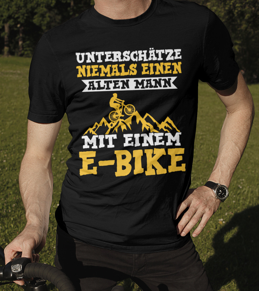 Unterschätze Niemals Einen Alten Mann Mit Einem E-Bike E-Bike Fahrrad Elektrofahrrad T-Shirt