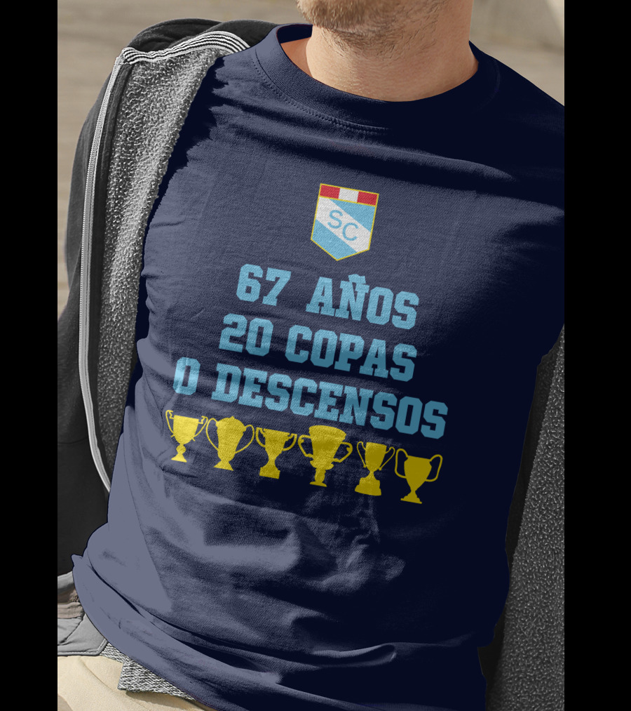 67 Años 20 Copas 0 Descensos SC Shield With Trophy Icons T-Shirt