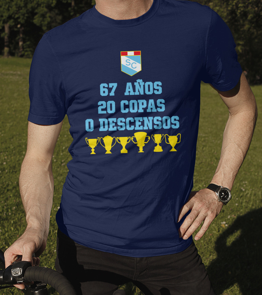67 Años 20 Copas 0 Descensos SC Shield With Trophy Icons T-Shirt