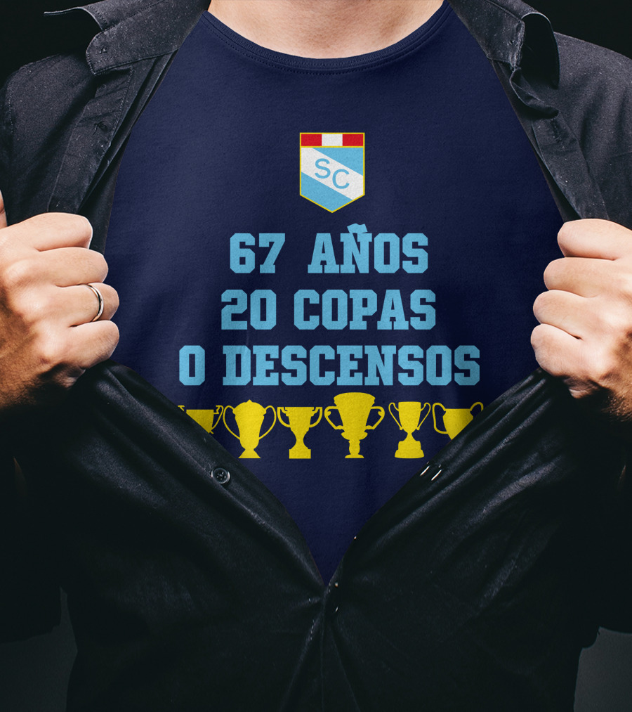 67 Años 20 Copas 0 Descensos SC Shield With Trophy Icons T-Shirt