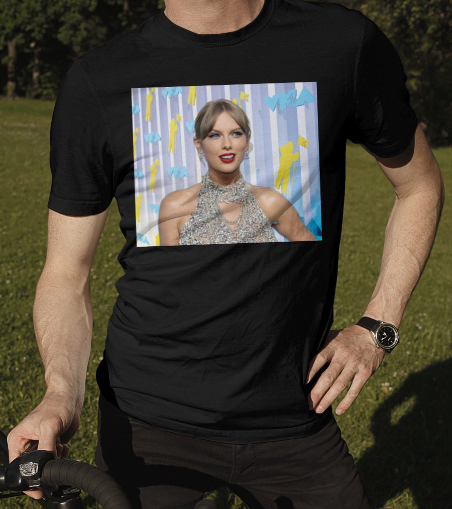 Taylor Swift MTV VMA Red Carpet Look With Silver Sequin Dress T-Shirt