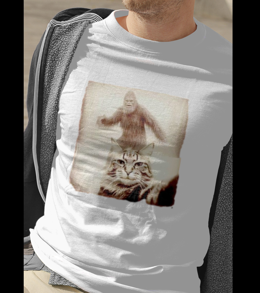Bigfoot Photobombing Cat Selfie T-Shirt