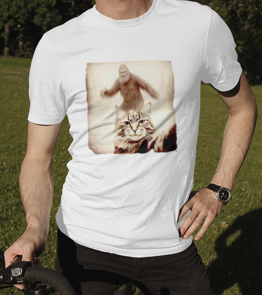 Bigfoot Photobombing Cat Selfie T-Shirt