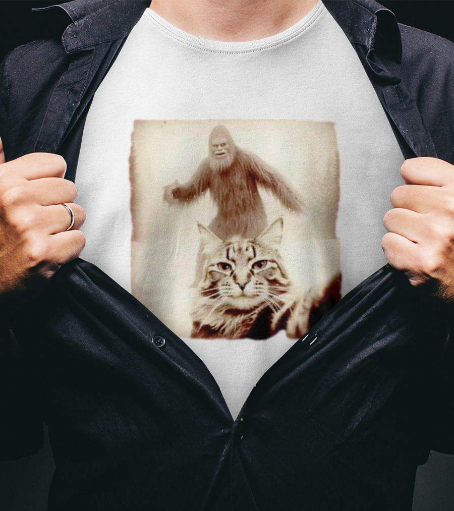 Bigfoot Photobombing Cat Selfie T-Shirt