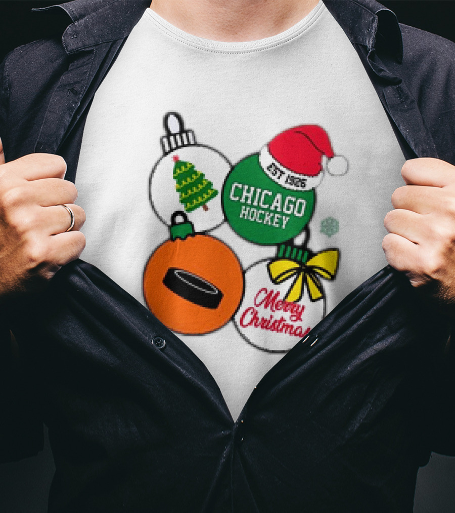 Merry Christmas Chicago Hockey Est 1926 Santa Hat Ornaments Hockey Puck Holiday T-Shirt