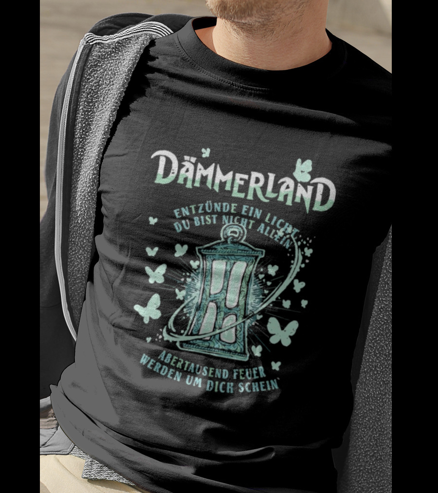 Dämmerland Entzünde Ein Licht Du Bist Nicht Allein Abertausend Feuer Werden Um Dich Scheinen Laterne Und Schmetterlinge T-Shirt
