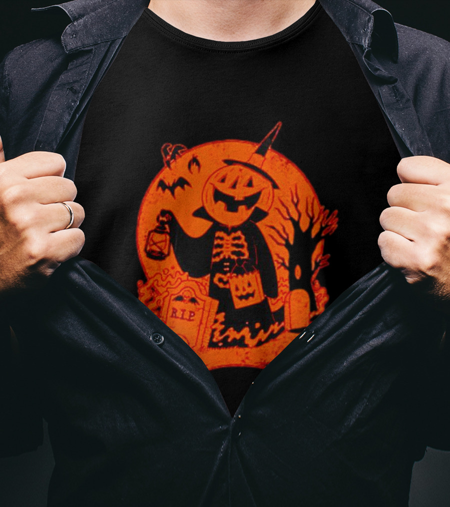 Vintage Spooky Halloween Jack-o'-Lantern Skeleton Moon Graveyard Lantern Bat Scene T-Shirt