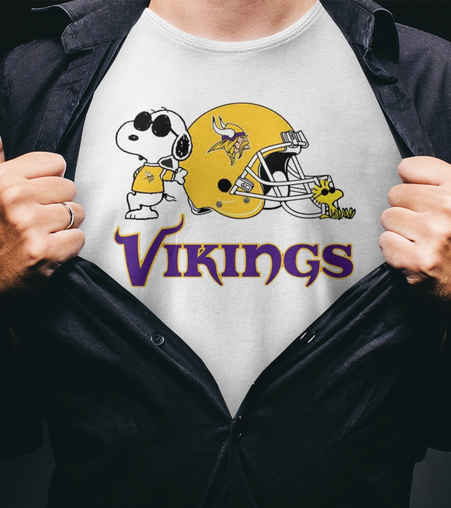 Minnesota Vikings Snoopy Woodstock Helmet T-Shirt