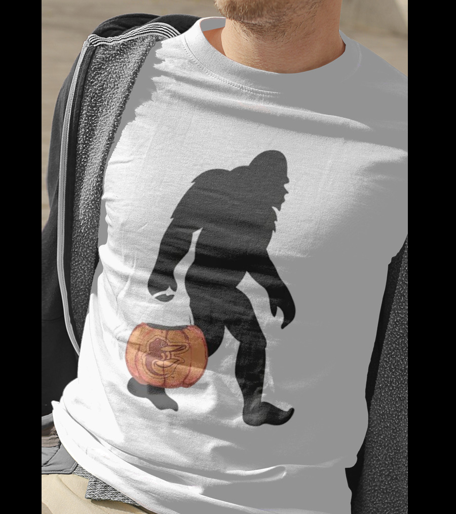 Baltimore Orioles Bigfoot Carrying Pumpkin Halloween T-Shirt