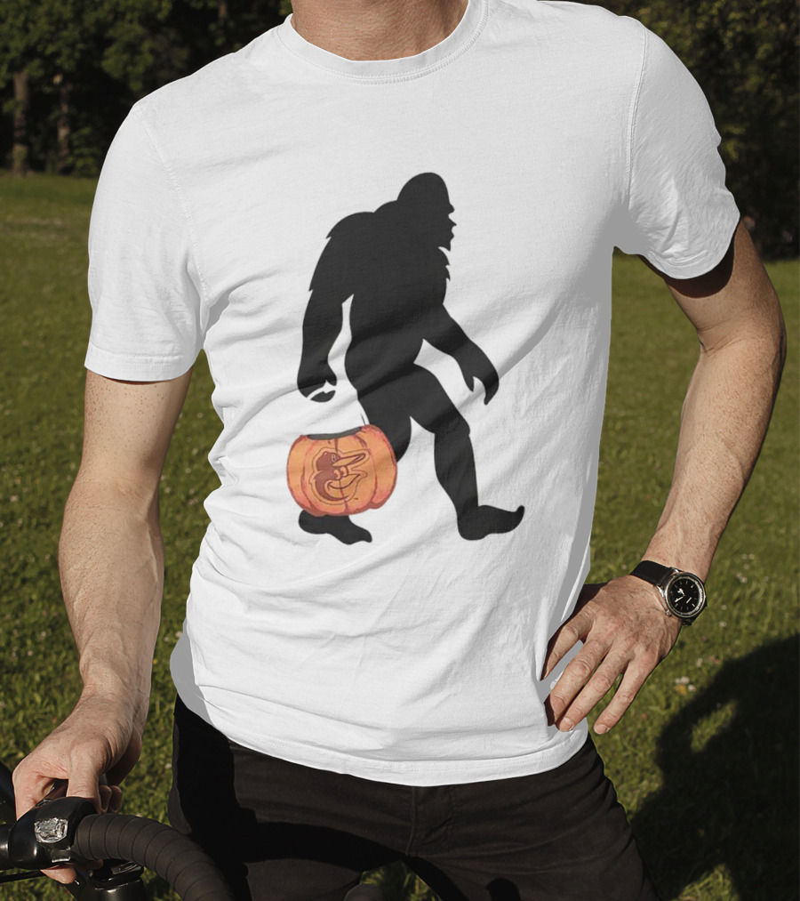 Baltimore Orioles Bigfoot Carrying Pumpkin Halloween T-Shirt