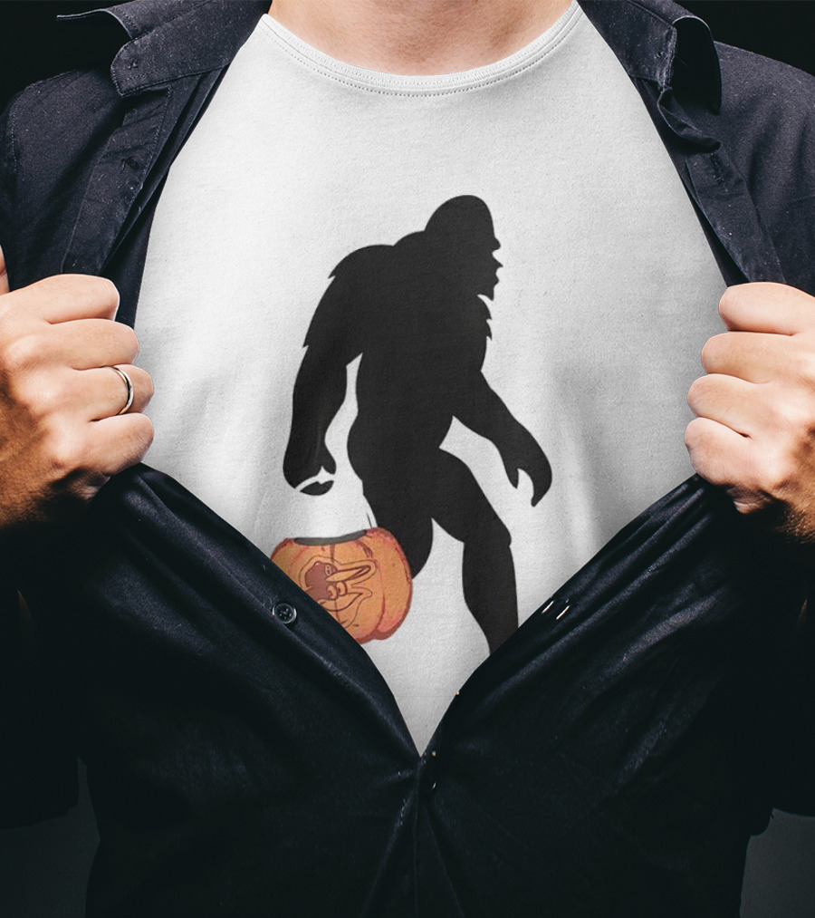 Baltimore Orioles Bigfoot Carrying Pumpkin Halloween T-Shirt